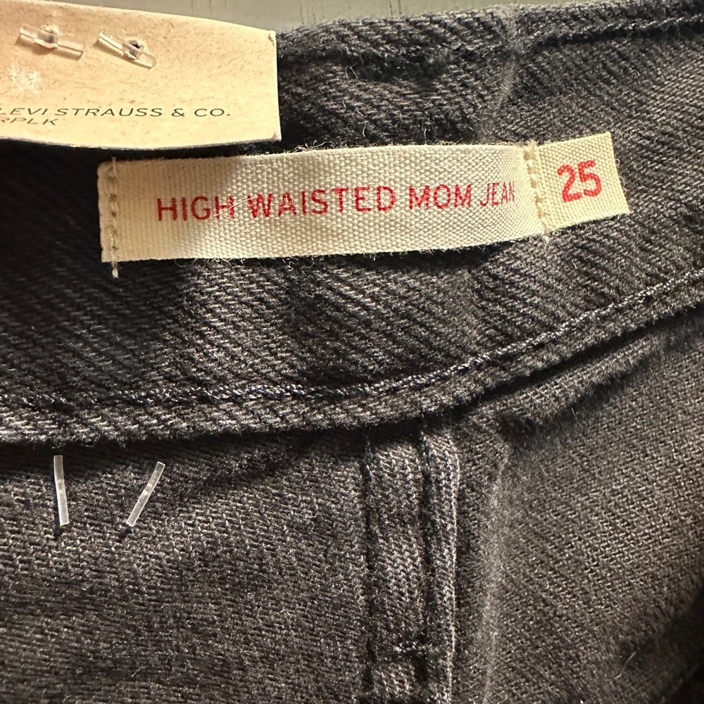 Levi’s High Waisted Mom Jean Black. Size25/27 on tags. Destruction. 💯 Cotton. - Picture 11 of 12